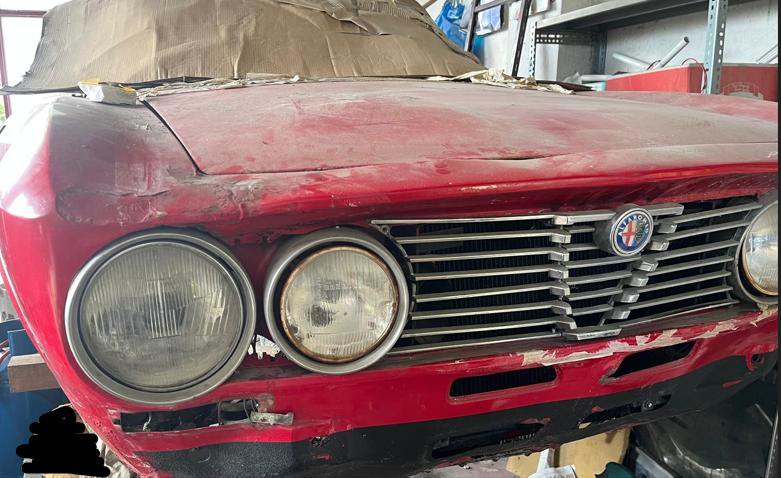 Alfa Romeo 1974 ferma per un ricambio introvabile